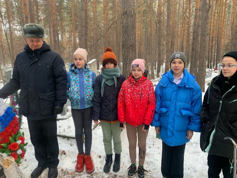 15 февраля ученики школы №35 возложили венок на могилу Артема Кадочникова.