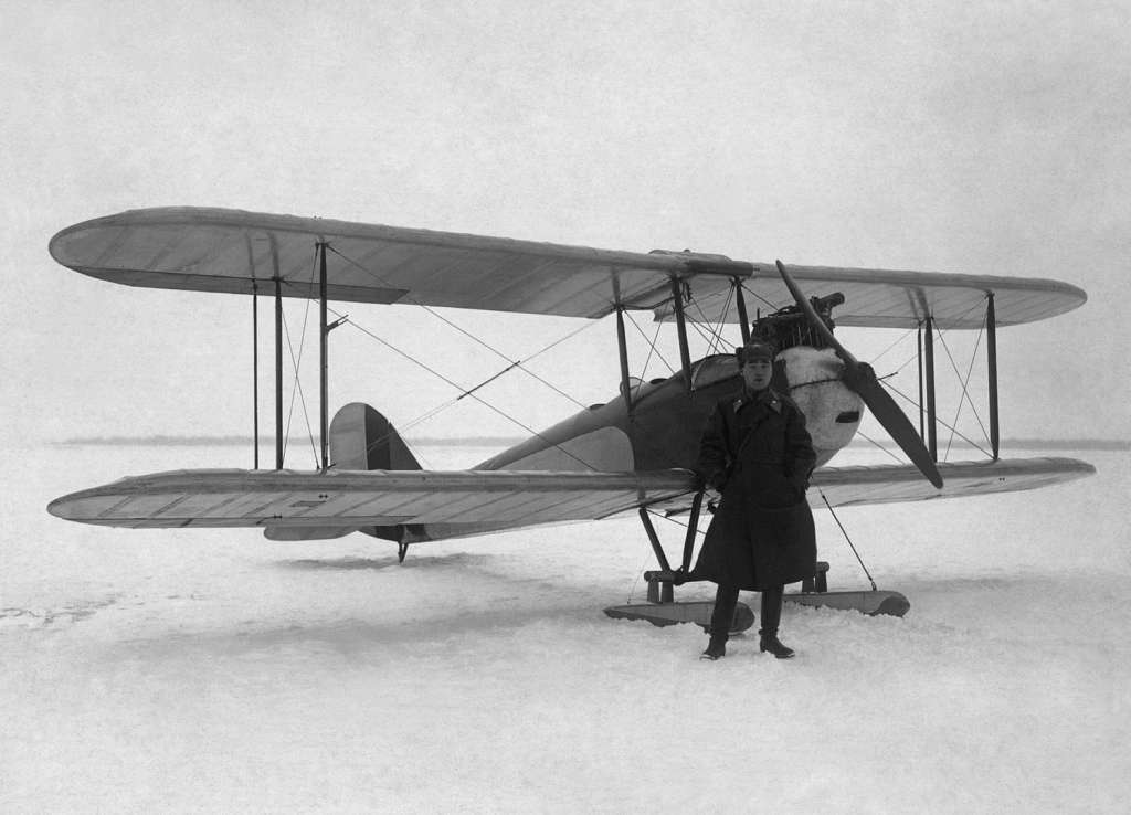 2 А.С. Яковлев на фоне АИР-1.jpg