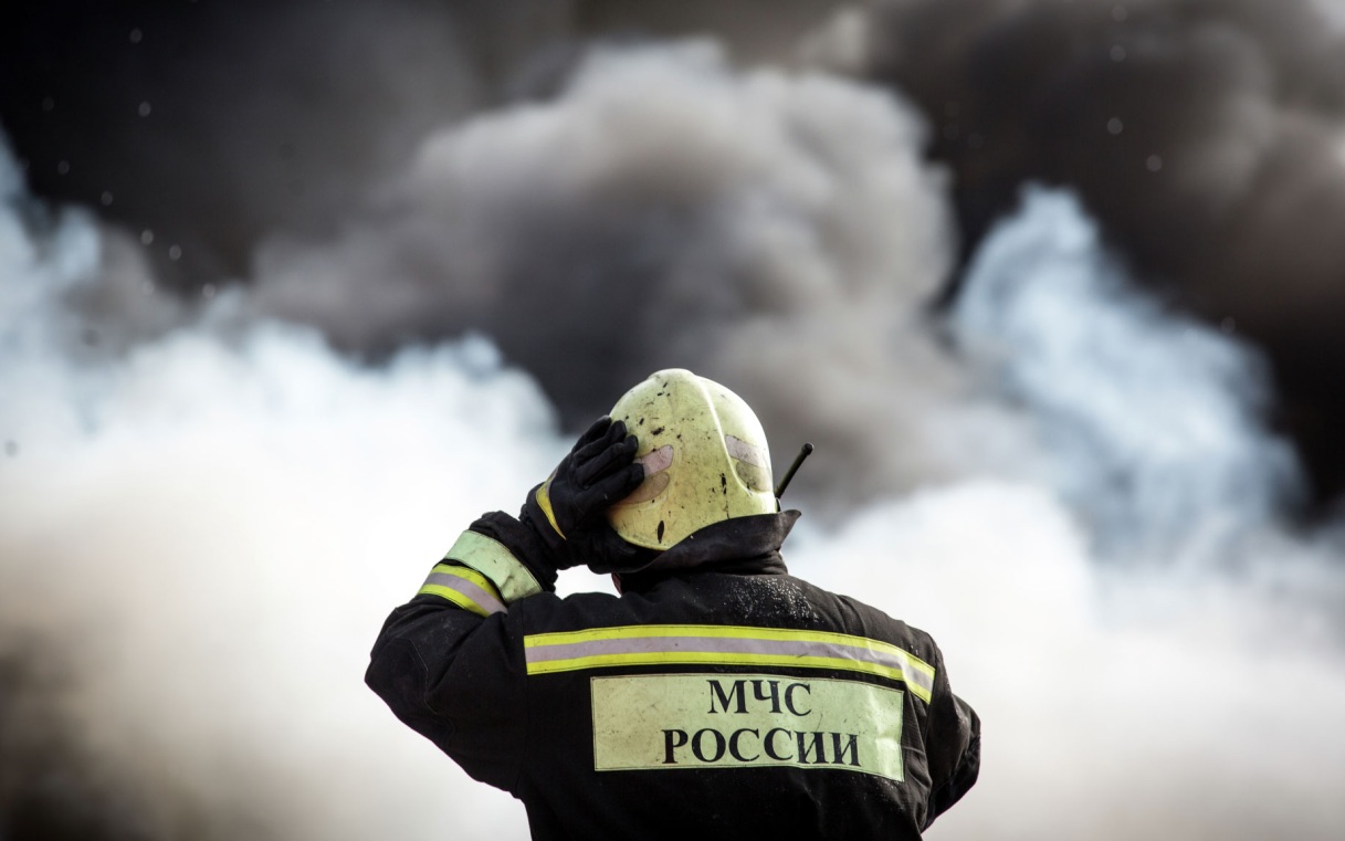 Потушен пожар на мебельном производстве в Ленобласти