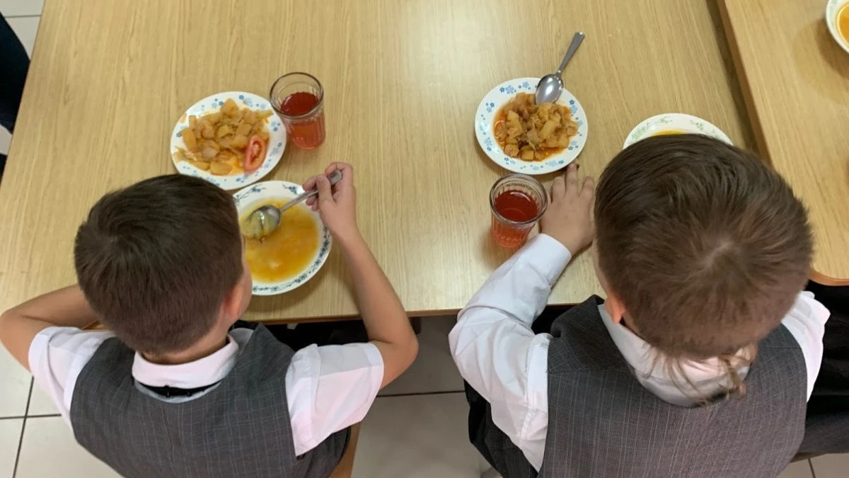 школьная столовая без. школьная столовая без. еда в школьной столовой. столовка в школе. школьная столовая без.