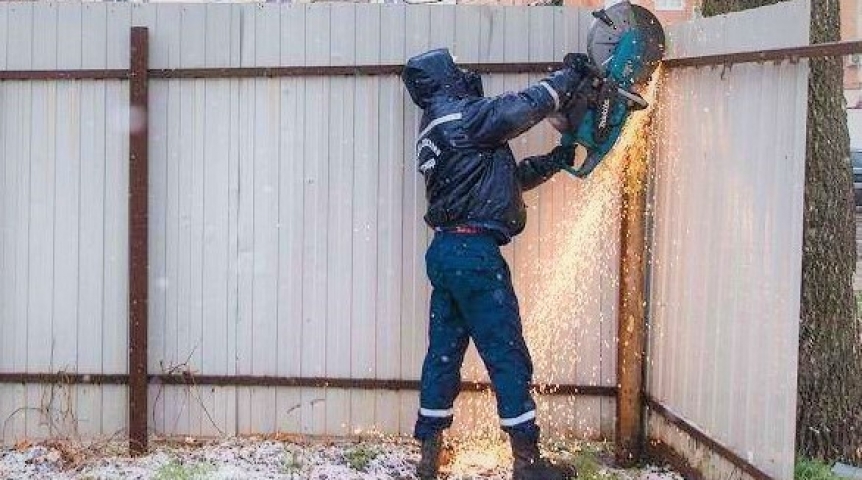 После жалоб жителей в Омске изъяли опасный забор