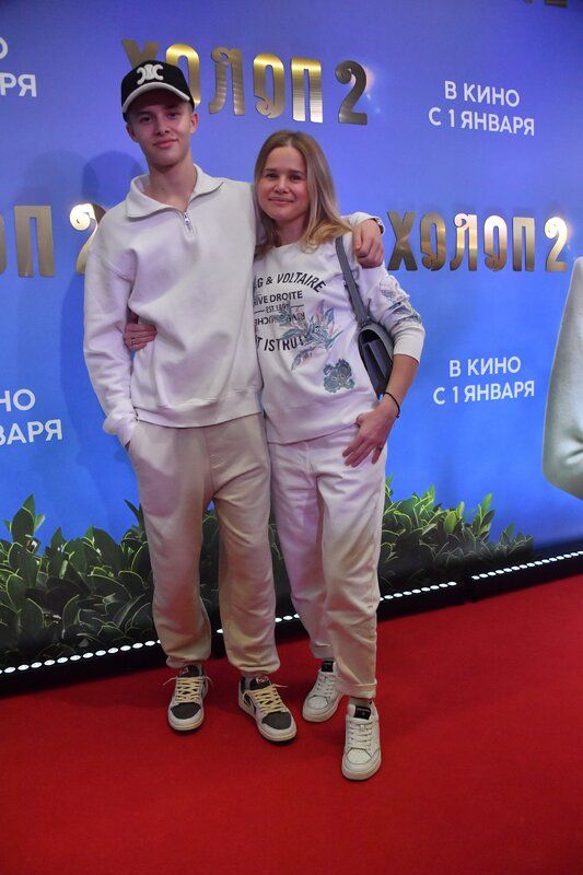 Tv girl смысл песен. две девочки поют. софи такер группа. Tv girl смысл песен. Tv girl смысл песен.