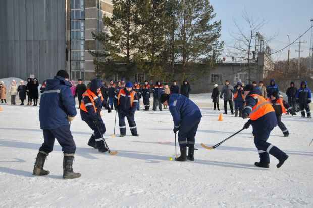 В Академгородке энергетики провели корпоративный турнир по хоккею с мячом