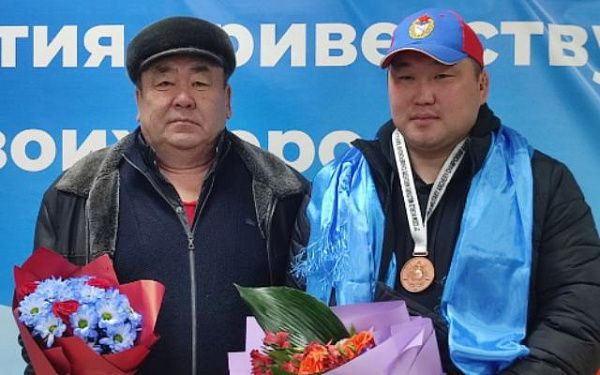 В аэропорту Улан-Удэ встретили бронзового призера чемпионата мира по стрельбе из лука