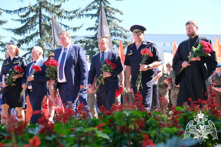 В День памяти и скорби начальник Управления Росгвардии по Курской области возложил цветы к Вечному огню