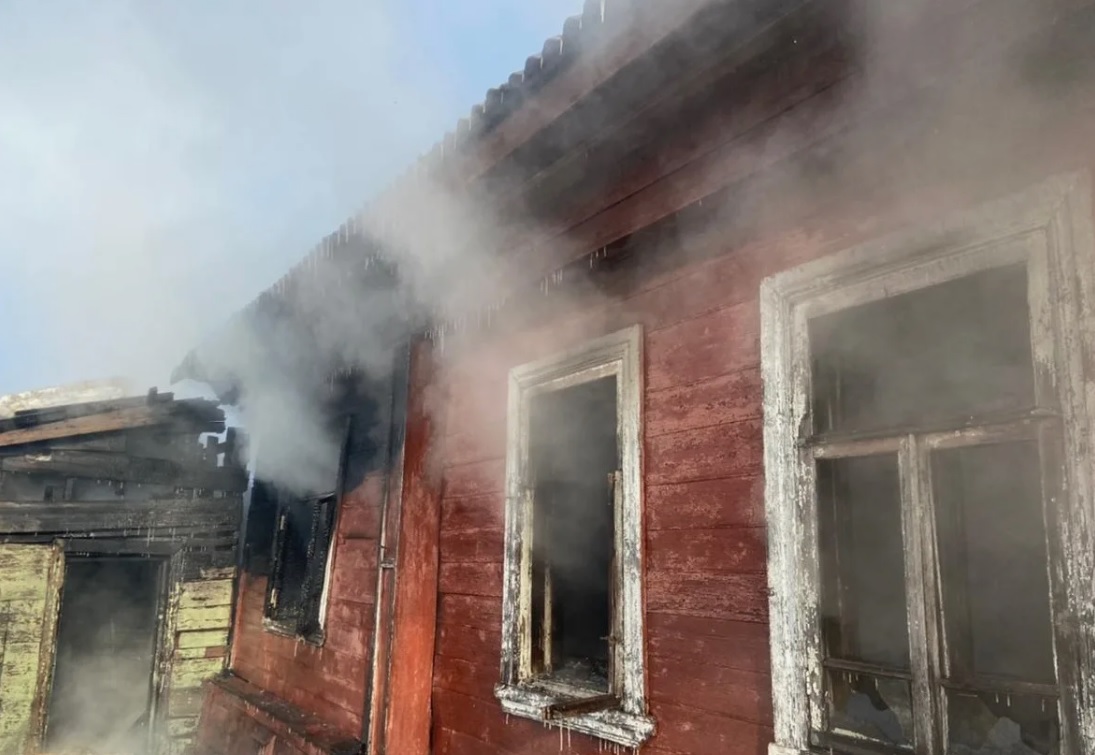 В Кологривском районе Костромской области горит посёлок 