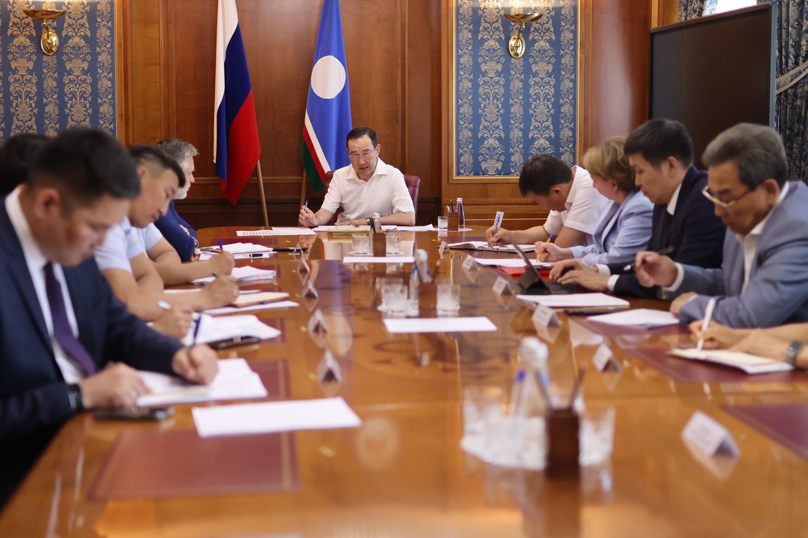 Айсен Николаев провел планерное совещание с руководством Администрации Главы и Правительства Якутии