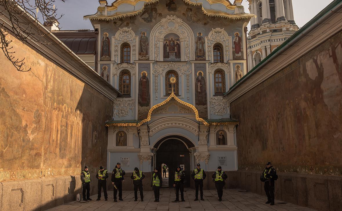 Лавра монахи