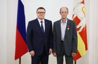 Алексей Текслер вручил государственные и региональные награды южноуральцам. Автор фото - Наиль Фаттахов 