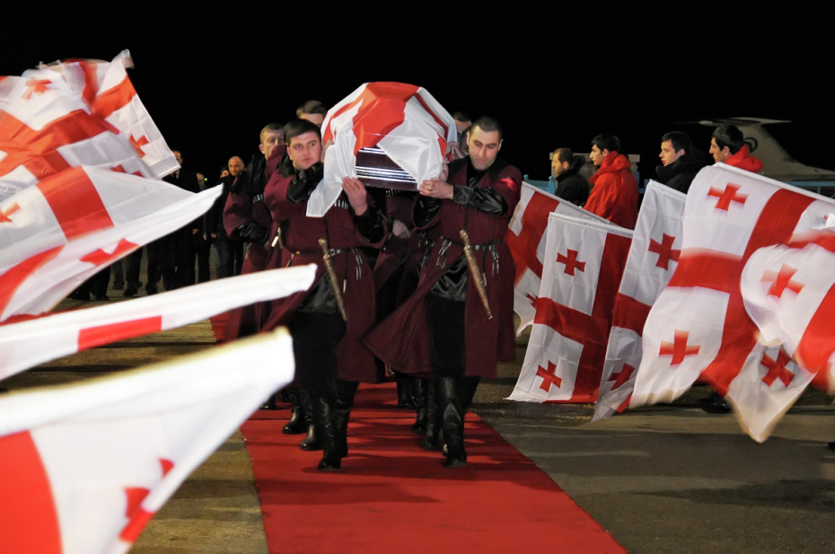 Гроб с телом грузинского спортсмена Нодара Кумариташвили, погибшего во время тренировки в олимпийском Ванкувере, прибыл в аэропорт Тбилиси, 2010 год