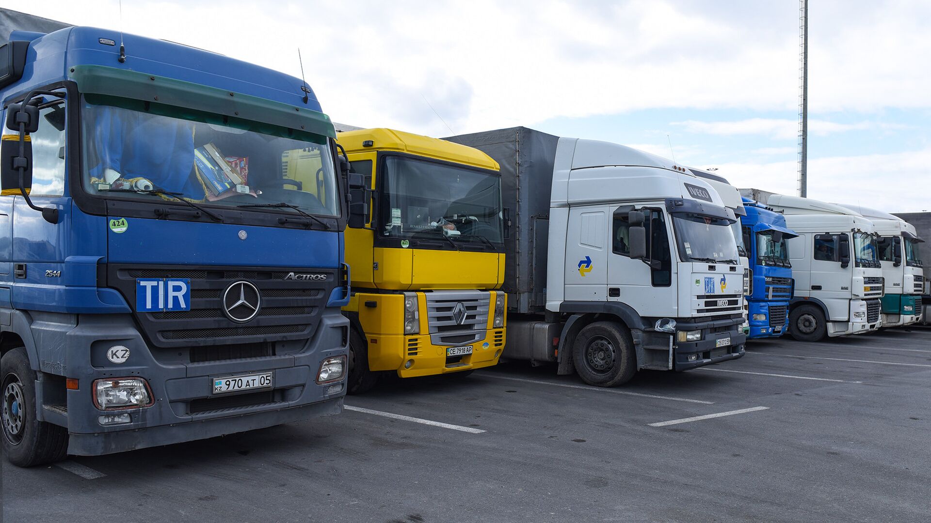 Большегрузные автомобили, фото из архива - Sputnik Азербайджан, 1920, 18.05.2025