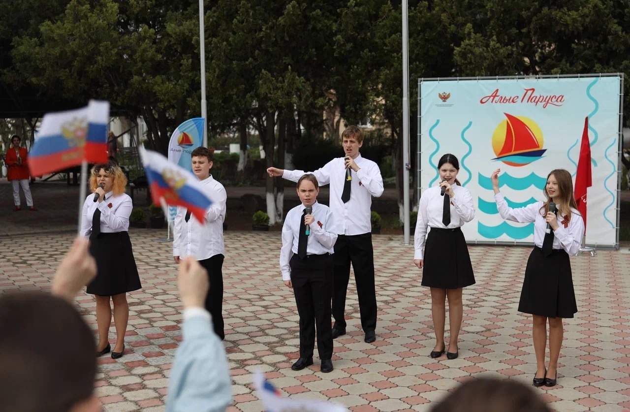 Всероссийский детский центр алые паруса семинар. ВДЦ Алые паруса Евпатория. Торжественная линейка в школе. День персонажей в школе.