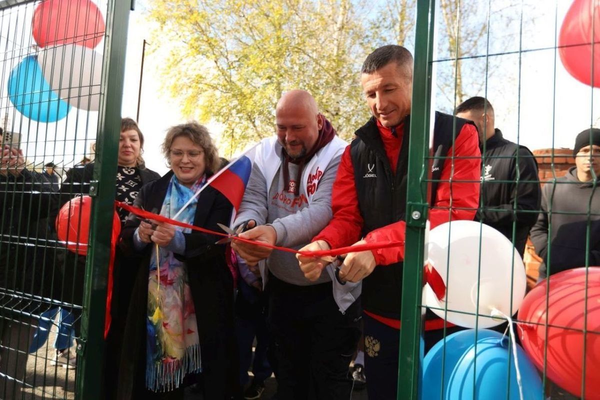 В Свердловской области открылась многофункциональная спортплощадка для детей из социально-реабилитационного центра