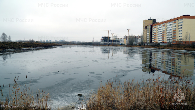 Сотрудники МЧС России напоминают об опасности осеннего льда