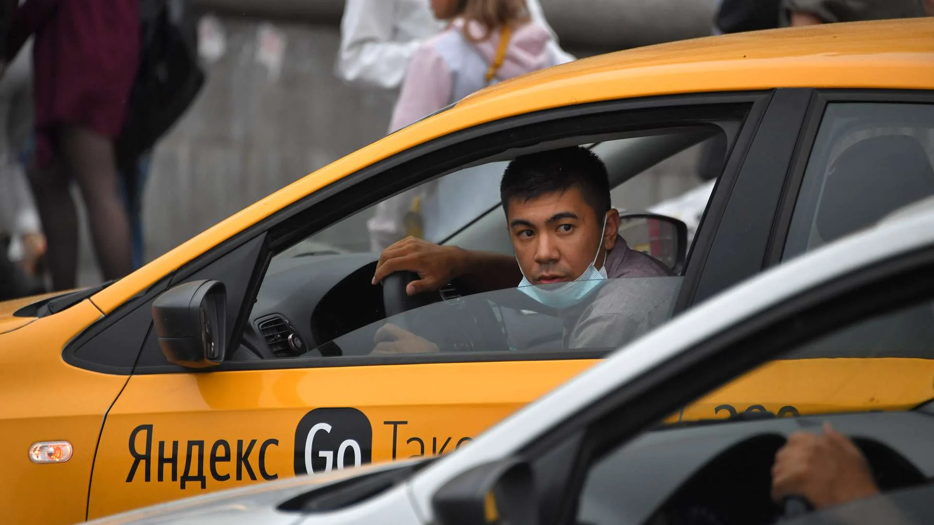Таксист ответил. Таксист мигрант. Мигранты в такси. Мигранты в такси в Москве. Водитель такси.
