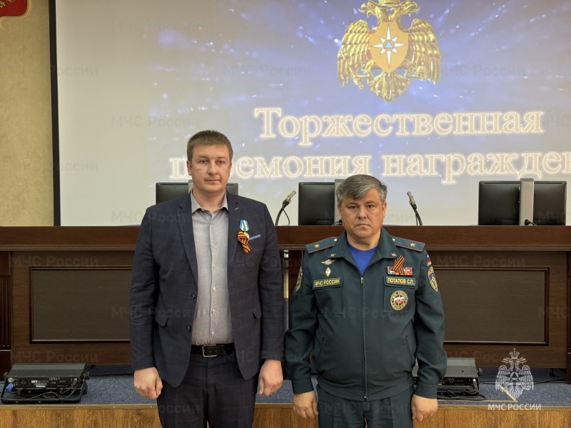 В преддверии Дня пожарной охраны в Главном управлении вручили ведомственные награды