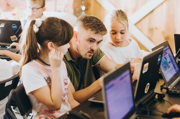 Турен. Код будущего курсы программирования для школьников. Турен программируемое общество. Студенты программисты. Программированное общество.