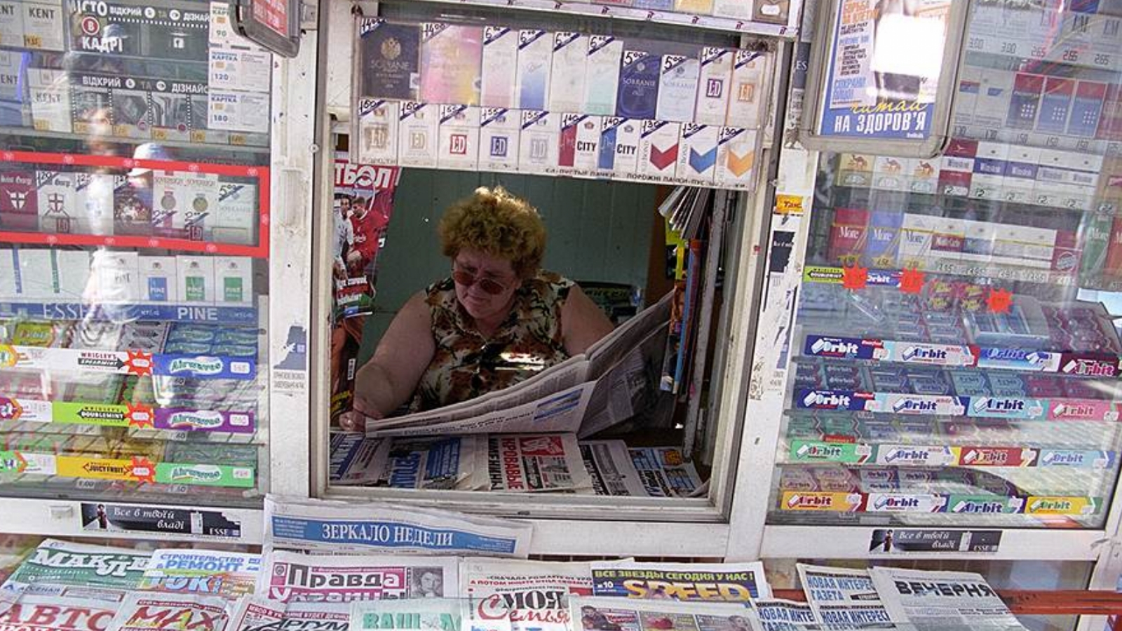 продавщица в киоске. киоск с журналами. ларек с газетами. уличный продавец газет. продавец газет и журналов в киоске.