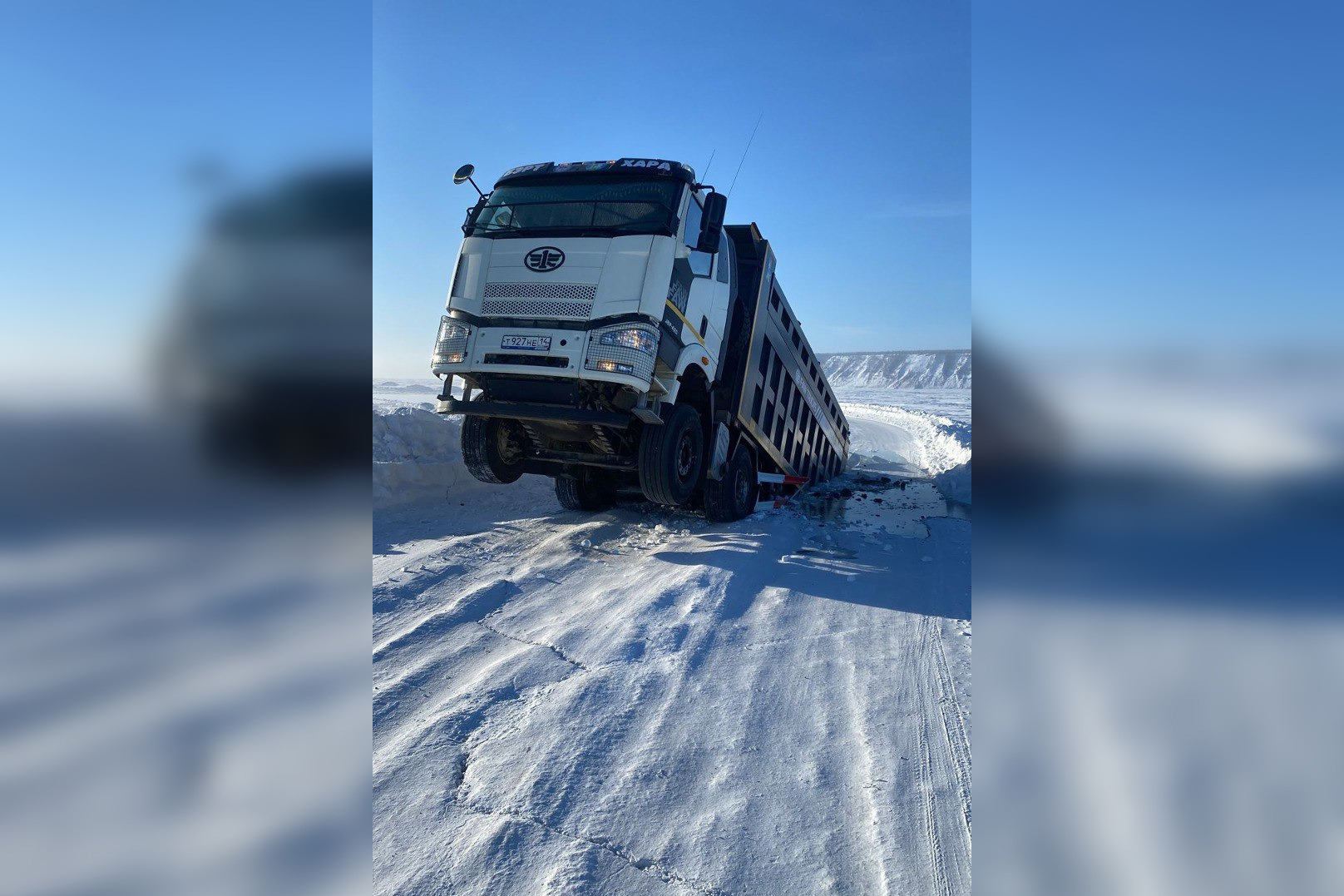 Грузовик на льду Байкала