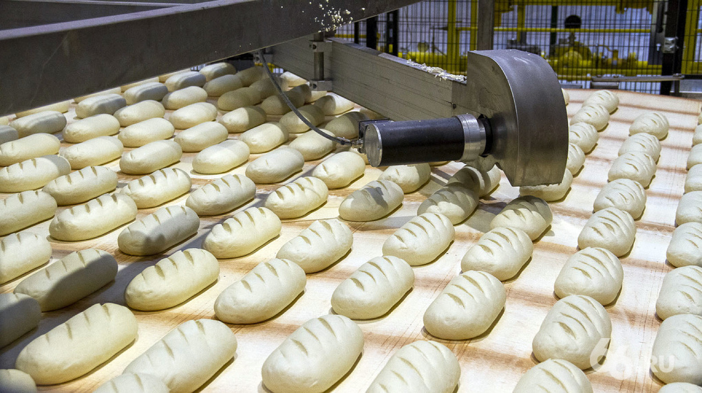 конвейер булочек. хлебокомбинат екатеринбург. екатеринбургский хлебокомбинат. свердловский хлебокомбинат. хлебобулочный завод смак в екатеринбурге.