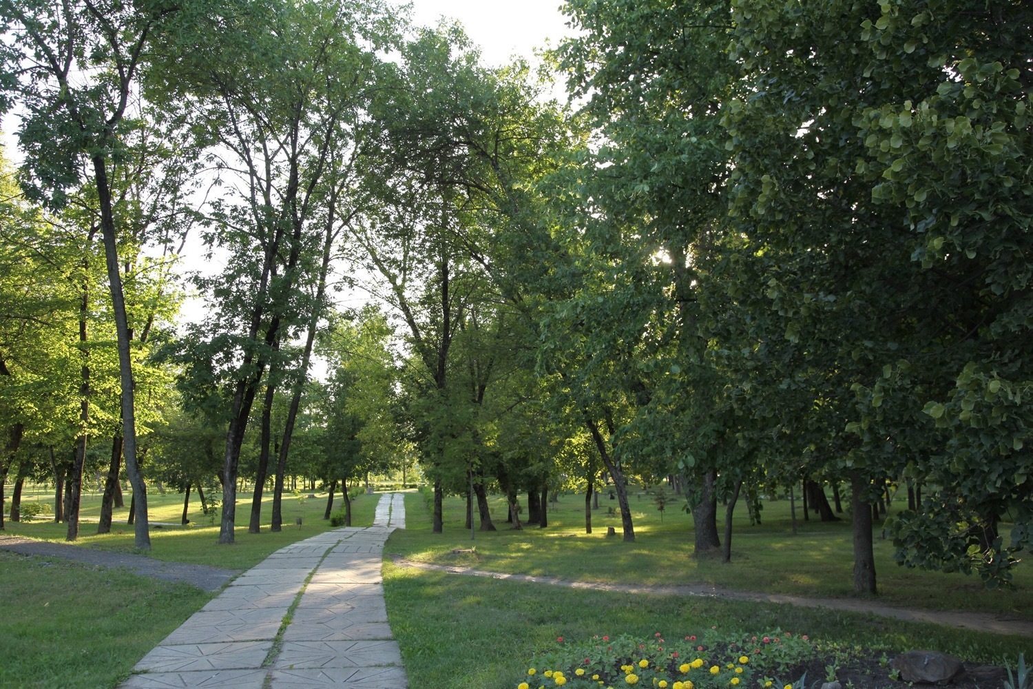 Парк гагарина белгород. Парк памяти Белгород. Белгород парк памяти мемориал. Парк памяти Гагарина Белгород.