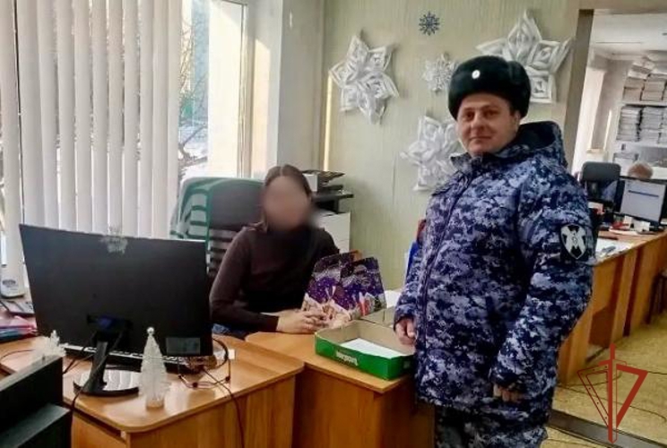 Росгвардейцы в районах Омской области поздравили семьи участников СВО с новогодними и рождественскими праздниками