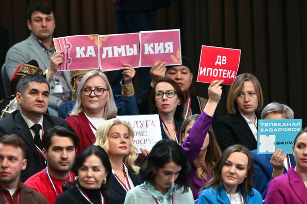 Журналисты во время специальной программы "Итоги года с Владимиром Путиным" в Гостином дворе. - Sputnik Азербайджан