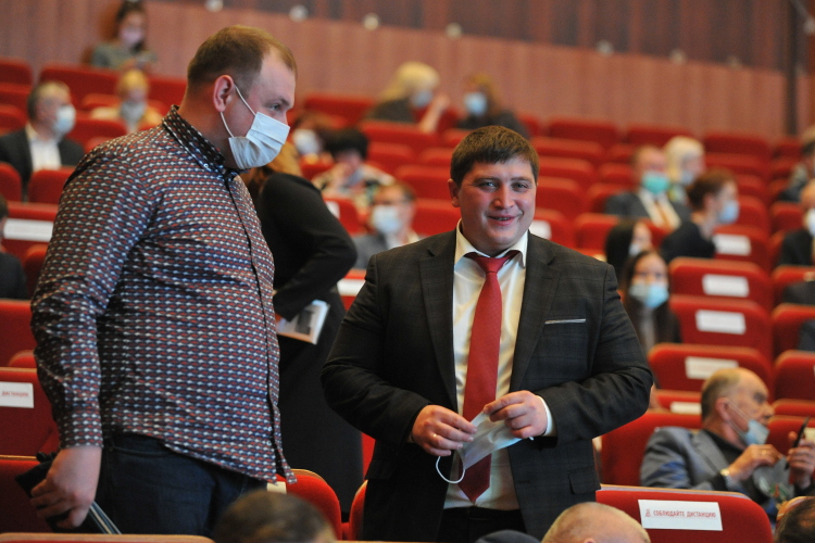 «Носить фамилию Беляев — большая ответственность за родословную. Я отдаю отчет, это огромная ответственность», — слова самого Радмира Ильдаровича, который в бытность работы в администрации Челнов каждое утро ездил на работу по центральному проспекту им. Раиса Беляева