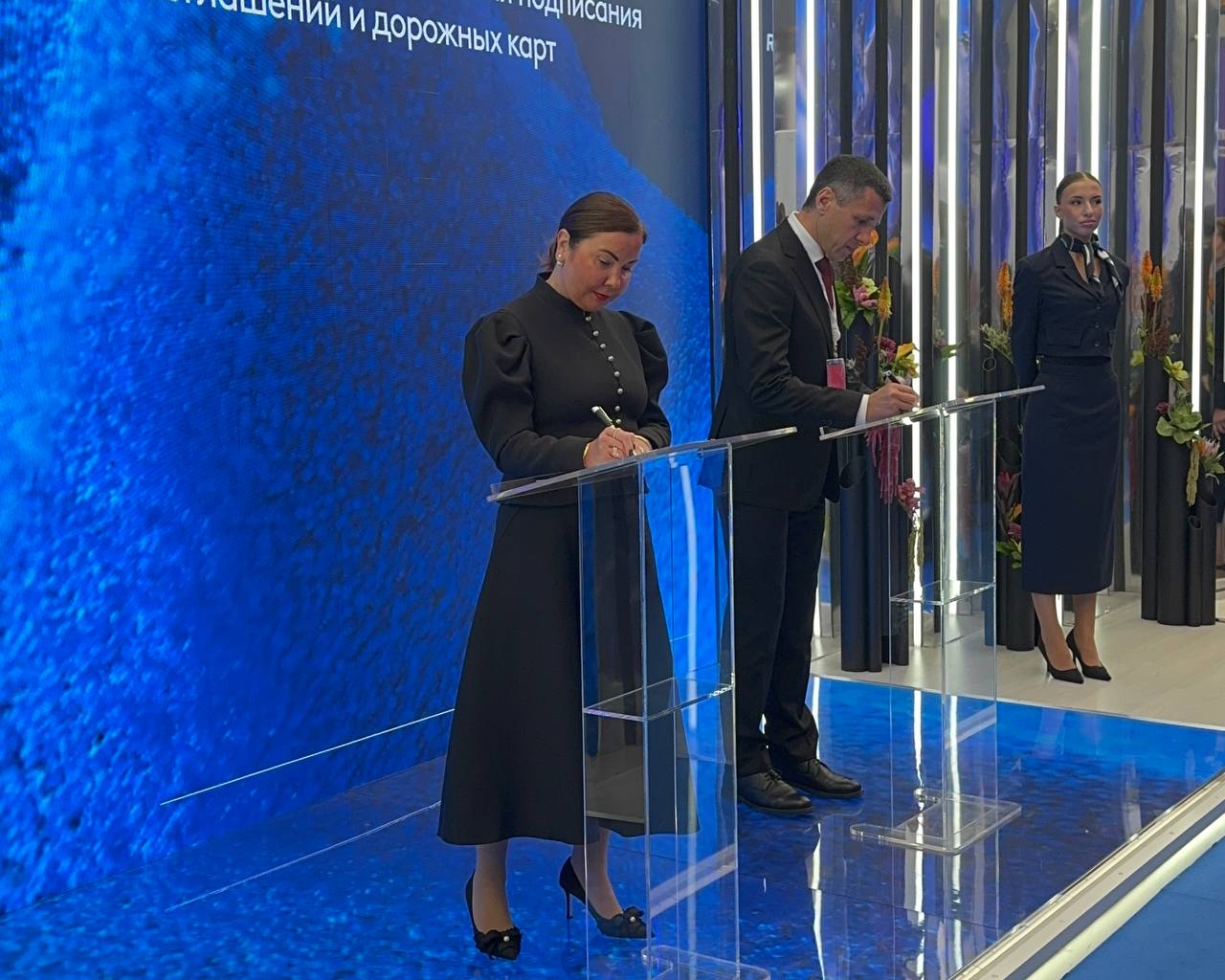 Елена Низамова (генеральный директор ГК «ЭНКО») и Александр Сакевич (главоа Ассоциации «Нефтегазовый кластер» Тюменской области)