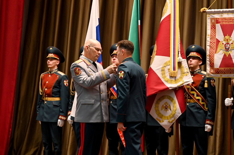 Генерал-полковник Олег Плохой вручил орден Жукова казанскому отряду специального назначения