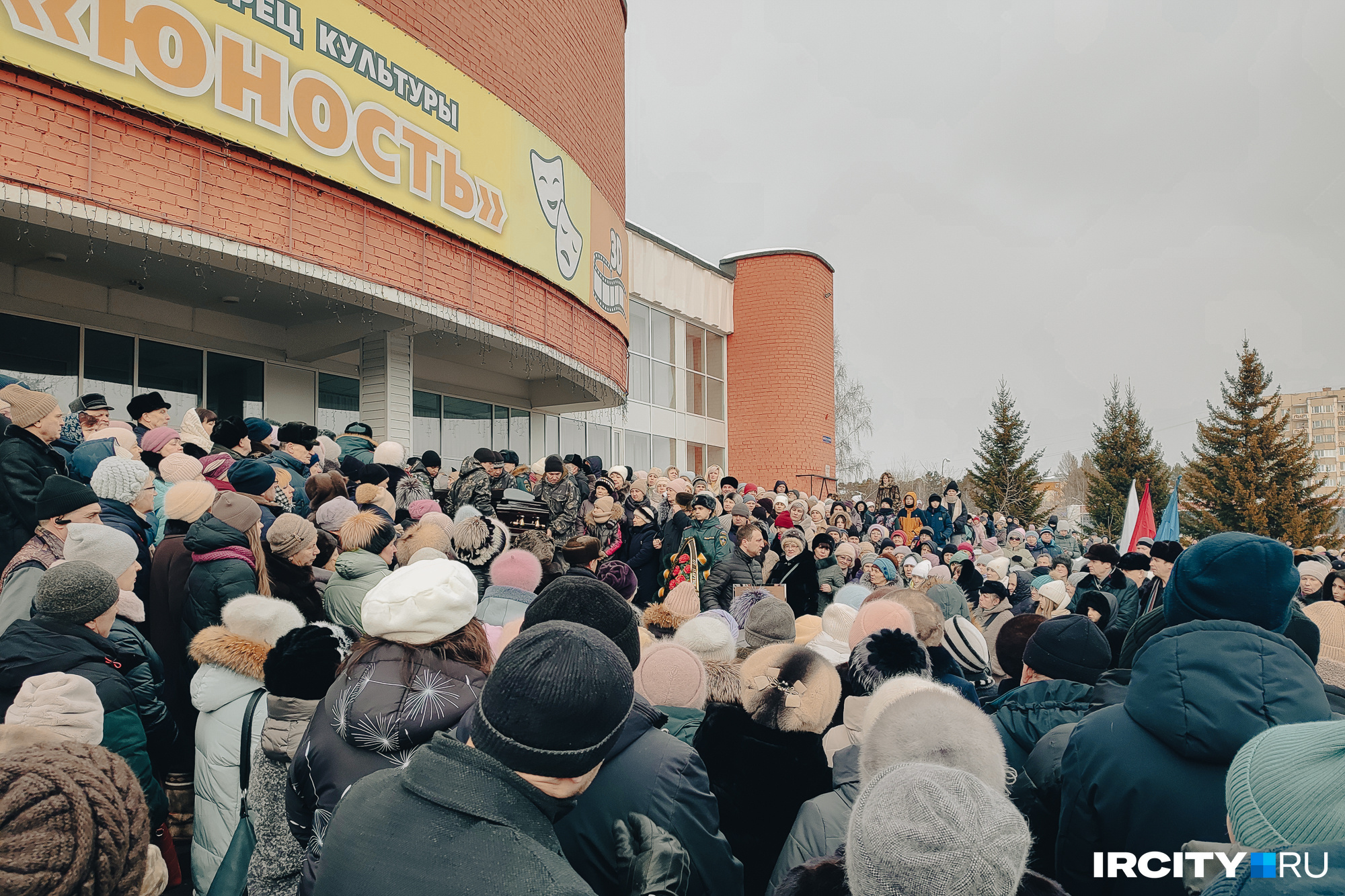 Не все смогли попасть в ДК, где проходила церемония прощания. Кто-то смог увидеть только момент выноса гроба