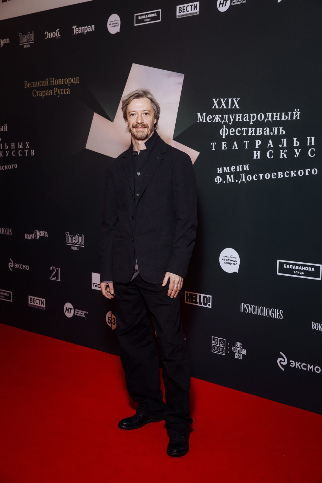 На подмостках: Юлия Хлынина, Олеся Судзиловская и Михаил Пореченков