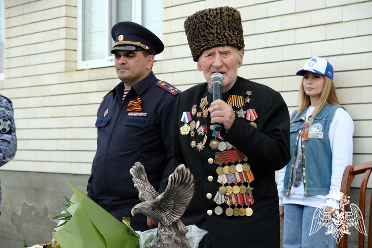 В Дагестане Росгвардия провела персональный парад для Героя России – ветерана Великой Отечественной войны