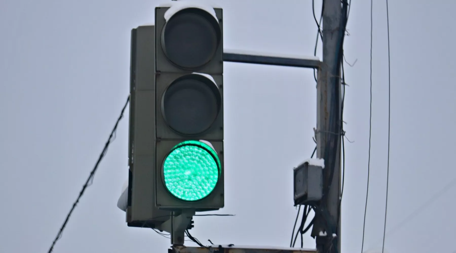 Светофор. Зеленый свет. Дороги. Движение.