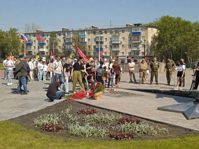 возложение цветов участниками автопробега