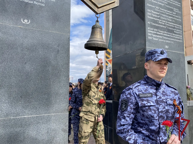 Росгвардейцы возложили цветы к памятнику якутскому снайперу 