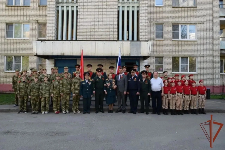 В Сарове росгвардейцы провели «Парад у дома ветерана» (видео)