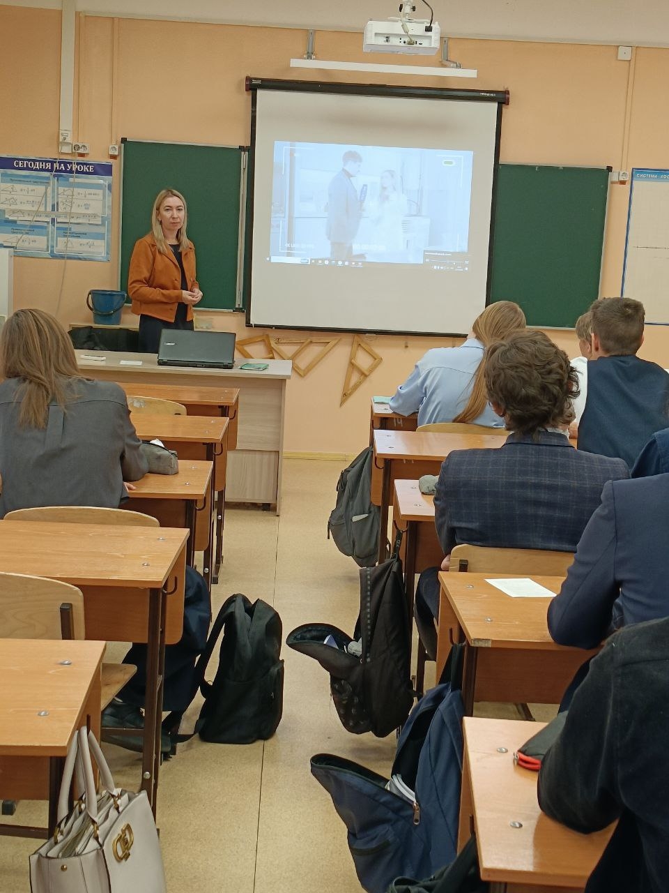 Преподаватели Иркутского ГАУ провели для школьников открытый урок на тему «Путешествие по условным обозначениям» фото