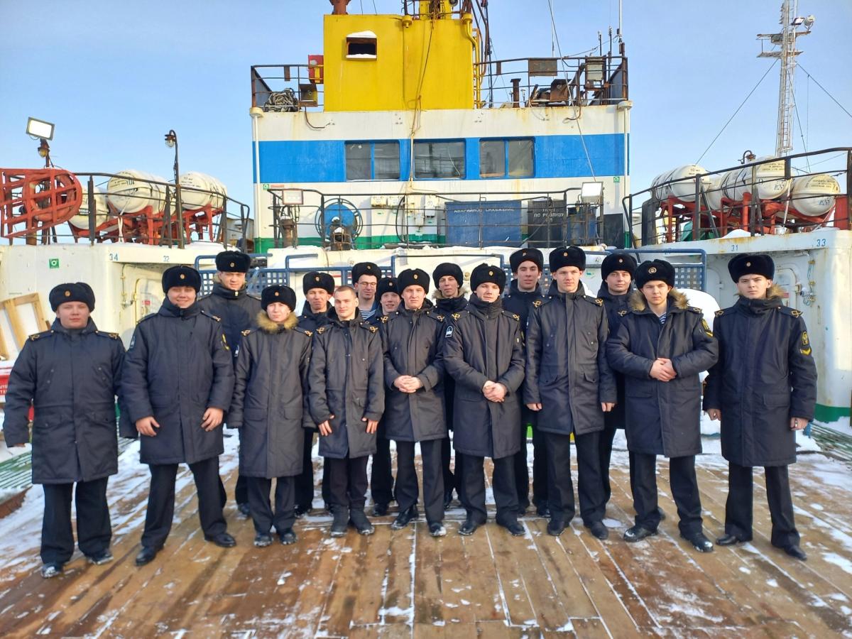 Курсанты ВШРиМТ посетили промысловое судно «Ачинск»