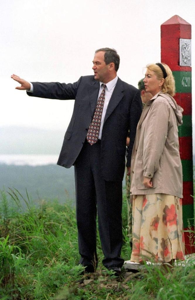 Евгений Наздратенко с супругой на границе в Хасанском районе Приморья (1998 год)