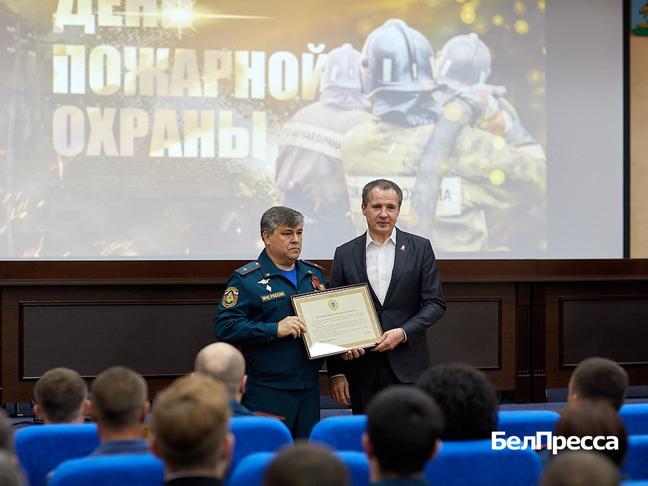 В День пожарной охраны губернатор наградил сотрудников белгородского МЧС - Изображение 1