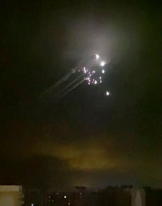 столбы света в небе над белгородом. пво над липецком. громко в небе над белгородом сегодня. громко в небе над белгородом сегодня. взрыв в ночном небе.