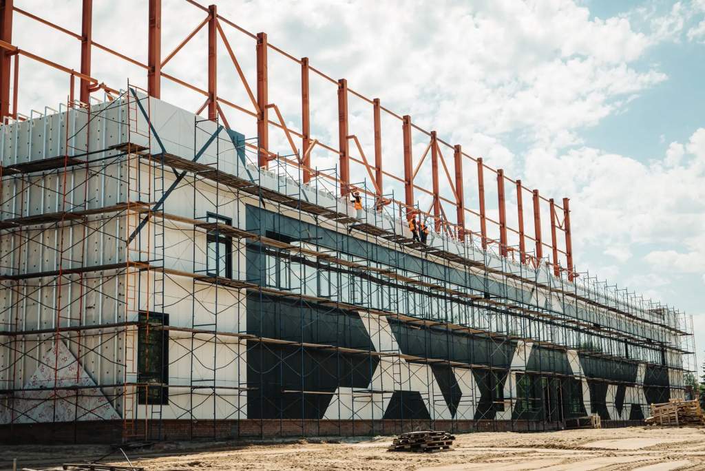 Хинштейн проинспектировал строительство футбольного манежа на Тускарной
