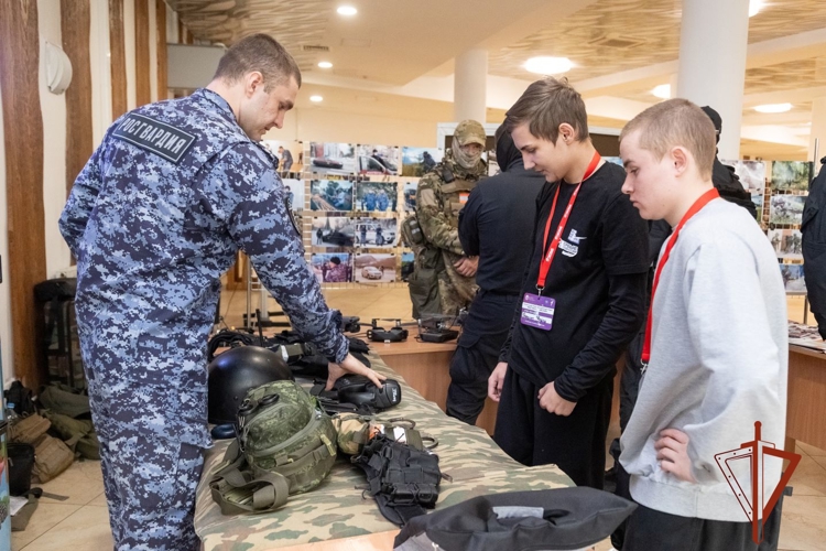 В Хакасии росгвардейцы презентовали свои профессии на профориентационном мероприятии 