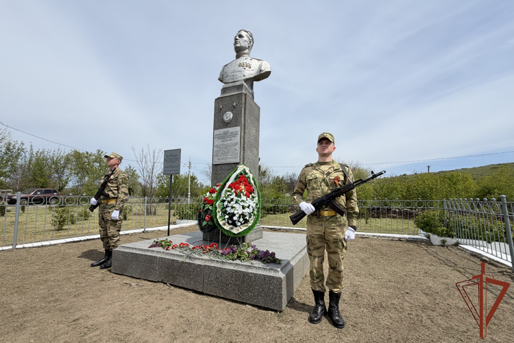 Ветераны Южного округа Росгвардии почтили память дважды Героя Советского Союза