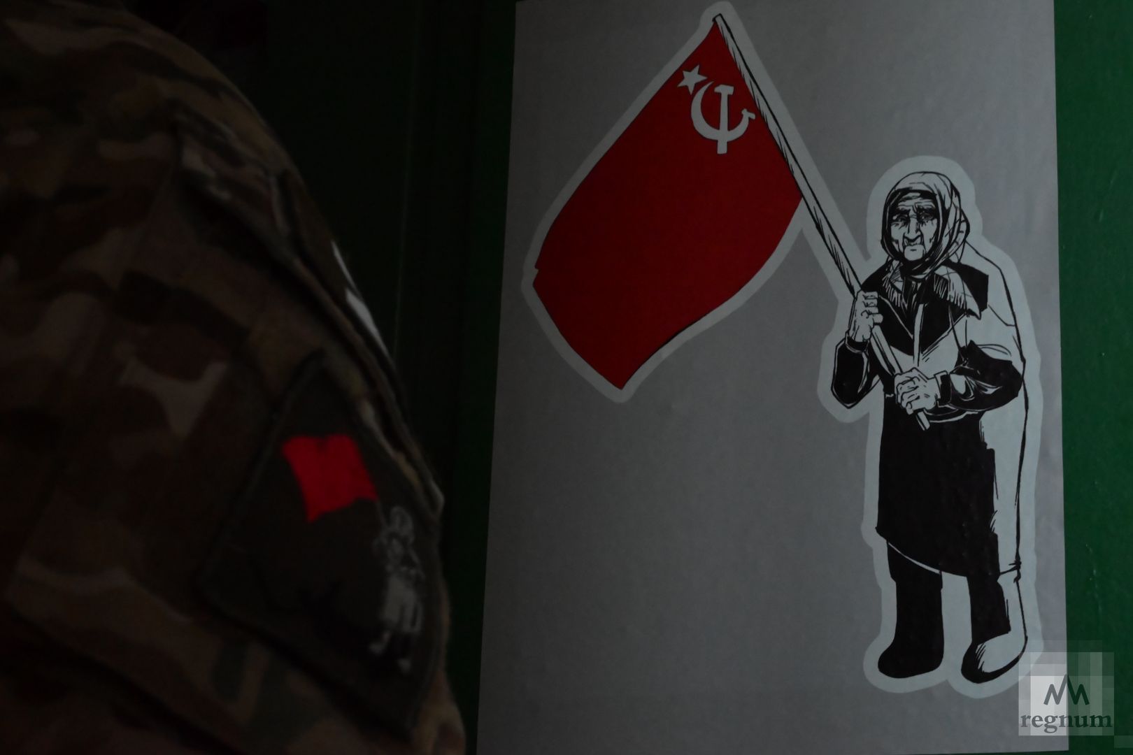 Граффити с бабушкой с флагом в руках, которая отказалась принимать продукты от военных ВСУ