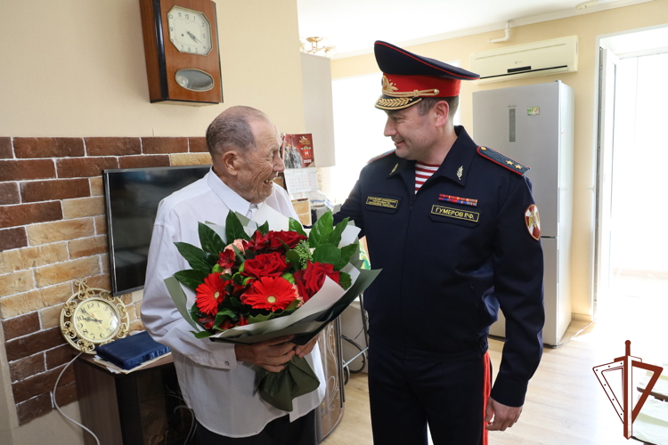 В Казани росгвардейцы приняли участие в параде у дома ветерана