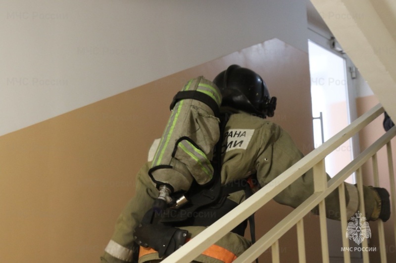 Мы первыми приходим на помощь: пожарные в Чите соревновались в скоростном подъеме на 24 этаж
