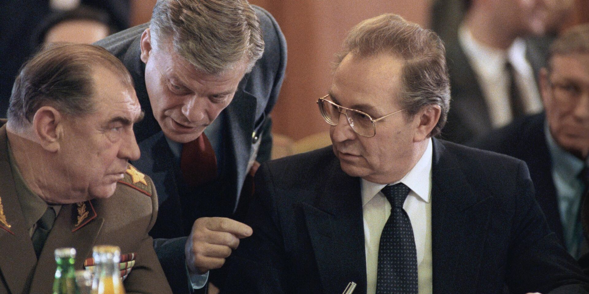 Министр обороны СССР Д.Т.Язов и министр иностранных дел СССР А.А.Бессмертных во время подписания протокола о прекращении действий военных соглашений - ИноСМИ, 1920, 01.07.2025