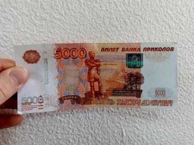 В Энгельсе клиент принес в банк поддельную купюру